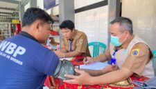 Petugas kesehatan dari Puskesmas Brebes memeriksa kondisi kesehatan seorang warga binaan saat kegiatan pemeriksaan kesehatan gratis di Lapas Kelas IIB Brebes. Foto: ist