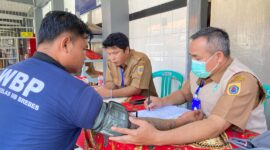 Petugas kesehatan dari Puskesmas Brebes memeriksa kondisi kesehatan seorang warga binaan saat kegiatan pemeriksaan kesehatan gratis di Lapas Kelas IIB Brebes. Foto: ist