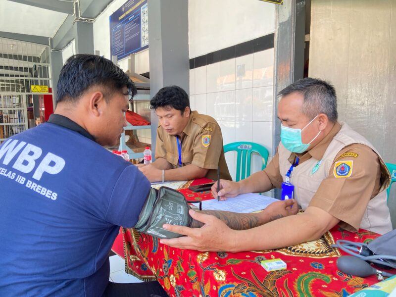 Petugas kesehatan dari Puskesmas Brebes memeriksa kondisi kesehatan seorang warga binaan saat kegiatan pemeriksaan kesehatan gratis di Lapas Kelas IIB Brebes. Foto: ist