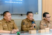 Sekda Brebes Tahroni (tengah) bersama kepala dinas kesehatan daerah, dr. Heru. P. Foto: ist