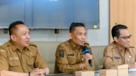 Sekda Brebes Tahroni (tengah) bersama kepala dinas kesehatan daerah, dr. Heru. P. Foto: ist