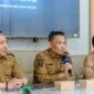 Sekda Brebes Tahroni (tengah) bersama kepala dinas kesehatan daerah, dr. Heru. P. Foto: ist