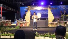 Wakil Bupati, Wurja  memberikan sambutan di acara pagelaran Wayang Golek Santri yang digelar Kementerian Komunikasi dan Digital (Komdigi) melalui Direktorat Jenderal Komunikasi Publik dan Media bersama Pemerintah Kabupaten Brebes, Rabu (3/6/2026) malam.  Foto: ist