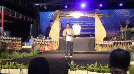 Wakil Bupati, Wurja  memberikan sambutan di acara pagelaran Wayang Golek Santri yang digelar Kementerian Komunikasi dan Digital (Komdigi) melalui Direktorat Jenderal Komunikasi Publik dan Media bersama Pemerintah Kabupaten Brebes, Rabu (3/6/2026) malam.  Foto: ist