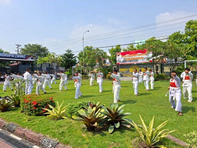 Puluhan personel polres Brebes mengikuti ujian beladiri di mapolres, Kamis (4/6/2026). Foto: ist