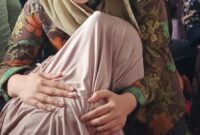 Bupati Paramitha memeluk salah seorang warga Sridadi usai menyerahkan bantuan  kepada warga terdampak bencana. Foto: ist