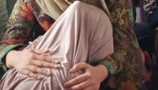 Bupati Paramitha memeluk salah seorang warga Sridadi usai menyerahkan bantuan  kepada warga terdampak bencana. Foto: ist