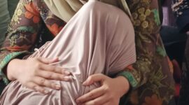 Bupati Paramitha memeluk salah seorang warga Sridadi usai menyerahkan bantuan  kepada warga terdampak bencana. Foto: ist