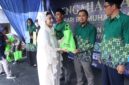 Bupati Paramitha memberikan penghargaan kepada jamaah berprestasi. Foto: ist