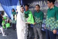Bupati Paramitha memberikan penghargaan kepada jamaah berprestasi. Foto: ist