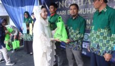 Bupati Paramitha memberikan penghargaan kepada jamaah berprestasi. Foto: ist