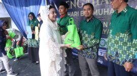 Bupati Paramitha memberikan penghargaan kepada jamaah berprestasi. Foto: ist