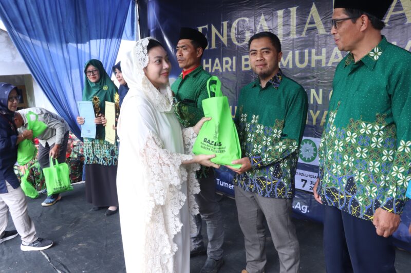 Bupati Paramitha memberikan penghargaan kepada jamaah berprestasi. Foto: ist