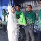 Bupati Paramitha memberikan penghargaan kepada jamaah berprestasi. Foto: ist