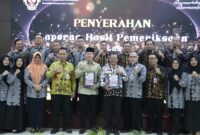 Wabup Brebes Wurja menerima Piagam dar BPK Jateng. Foto: ist