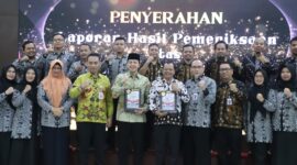 Wabup Brebes Wurja menerima Piagam dar BPK Jateng. Foto: ist