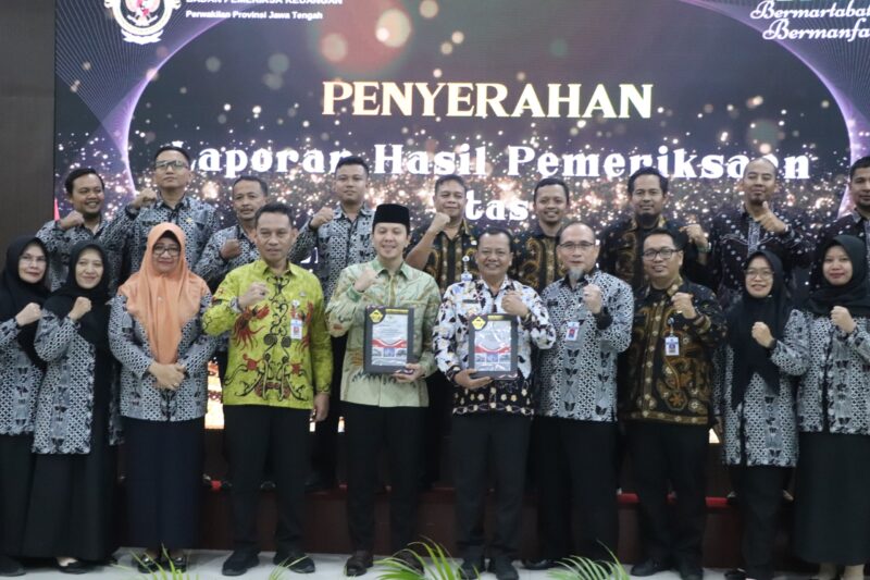 Wabup Brebes Wurja menerima Piagam dar BPK Jateng. Foto: ist