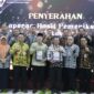 Wabup Brebes Wurja menerima Piagam dar BPK Jateng. Foto: ist
