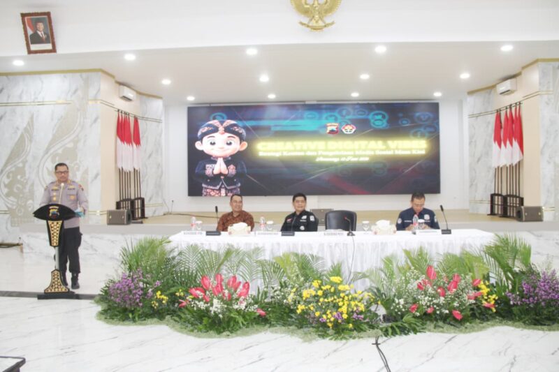 Polda Jawa Tengah menggelar Latihan Peningkatan Kemampuan (Latkatpuan) Fungsi Humas Tahun Anggaran 2026. Kegiatan yang mengusung tema “Creative Digital Vibes: Strategi Konten dan Pengelolaan Media Sosial Masa Kini” tersebut berlangsung di Gedung Borobudur Mapolda Jateng pada Jumat (12/6/2026) pagi. Foto: ist