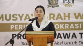 Bupati Paramitha Widya Kusuma memberikan sambutan di acara fokus Musyawarah Wilayah (Muswil) I Perisai Demokrasi Bangsa Provinsi Jawa Tengah, di King Royal Hotel Brebes, Sabtu (13/6/2026). Foto: ist
