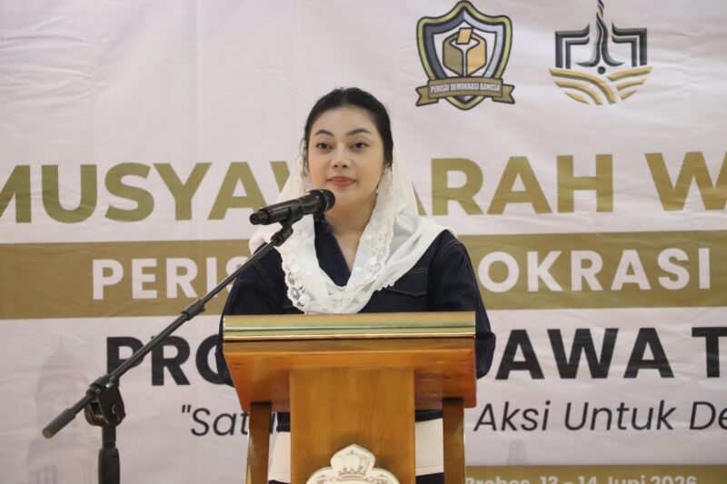 Bupati Paramitha Widya Kusuma memberikan sambutan di acara fokus Musyawarah Wilayah (Muswil) I Perisai Demokrasi Bangsa Provinsi Jawa Tengah, di King Royal Hotel Brebes, Sabtu (13/6/2026). Foto: ist