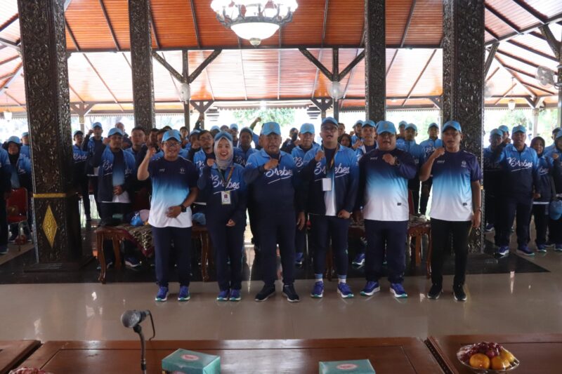 Kabupaten Brebes resmi memberangkatkan 100 anggota kontingen untuk mengikuti Pekan Olahraga dan Seni Antar Daerah (Porsenitas) XIII Kunci Bersama Tahun 2026 yang akan berlangsung di Kota Cirebon pada 23–27 Juni 2026.  Foto:ist