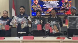 Wakapolres Brebes Kompol Ryke Rhimadhila menyampaikan saat konferensi pers kepada awak media pada Senin, (1/6/2026). Foto: lensabumi