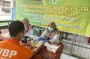 Petugas puskesmas Brebes melaksanakan  melaksanakan kegiatan Voluntary Counseling and Testing (VCT) Mobile dan pemeriksaan Infeksi Menular Seksual (IMS) kepada Warga binaan Lapas Brebes, Foto: ist

 