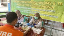 Petugas puskesmas Brebes melaksanakan melaksanakan kegiatan Voluntary Counseling and Testing (VCT) Mobile dan pemeriksaan Infeksi Menular Seksual (IMS) kepada Warga binaan Lapas Brebes, Foto: ist