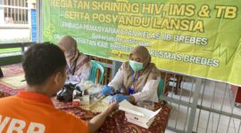 Petugas puskesmas Brebes melaksanakan  melaksanakan kegiatan Voluntary Counseling and Testing (VCT) Mobile dan pemeriksaan Infeksi Menular Seksual (IMS) kepada Warga binaan Lapas Brebes, Foto: ist

 
