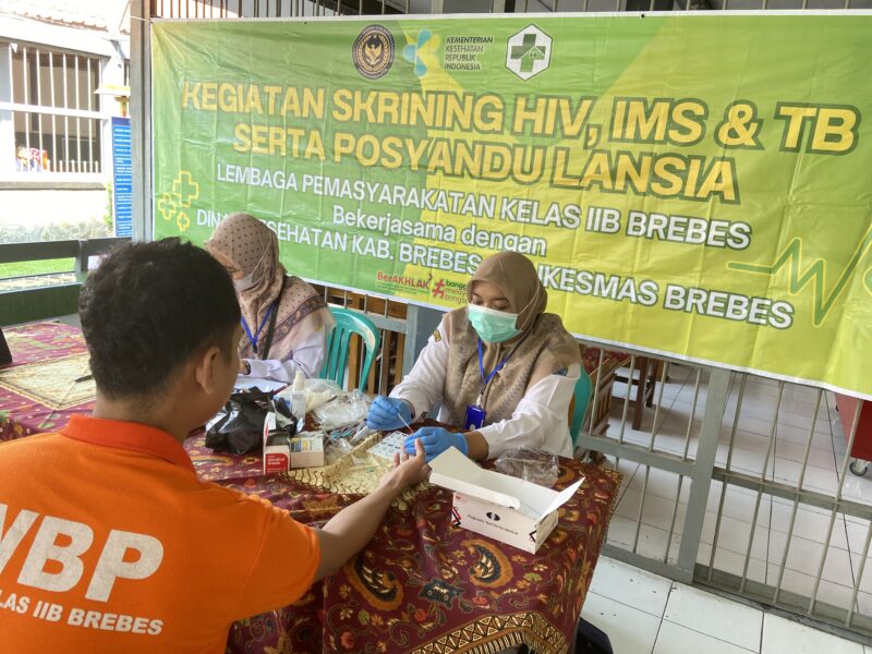 Petugas puskesmas Brebes melaksanakan  melaksanakan kegiatan Voluntary Counseling and Testing (VCT) Mobile dan pemeriksaan Infeksi Menular Seksual (IMS) kepada Warga binaan Lapas Brebes, Foto: ist

 