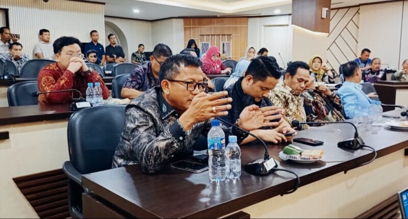 Reses anggota DPRD provinsi Banten bersama Bupati Tangerang diruang Wareng. Kamis 25/06/26