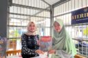 Kepala Subbagian Tata Usaha, Ayu Irfana Pramesti, mewakili Kalapas Brebes, Muldo Mulyanto menerima 150 Al-Qur’an dari komunitas Spirit Nabawiyah. Foto: ist

 