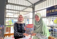 Kepala Subbagian Tata Usaha, Ayu Irfana Pramesti, mewakili Kalapas Brebes, Muldo Mulyanto menerima 150 Al-Qur’an dari komunitas Spirit Nabawiyah. Foto: ist