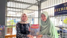 Kepala Subbagian Tata Usaha, Ayu Irfana Pramesti, mewakili Kalapas Brebes, Muldo Mulyanto menerima 150 Al-Qur’an dari komunitas Spirit Nabawiyah. Foto: ist

 