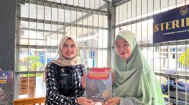 Kepala Subbagian Tata Usaha, Ayu Irfana Pramesti, mewakili Kalapas Brebes, Muldo Mulyanto menerima 150 Al-Qur’an dari komunitas Spirit Nabawiyah. Foto: ist

 