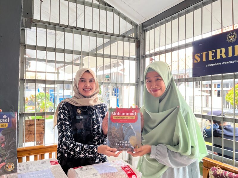 Kepala Subbagian Tata Usaha, Ayu Irfana Pramesti, mewakili Kalapas Brebes, Muldo Mulyanto menerima 150 Al-Qur’an dari komunitas Spirit Nabawiyah. Foto: ist

 