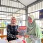 Kepala Subbagian Tata Usaha, Ayu Irfana Pramesti, mewakili Kalapas Brebes, Muldo Mulyanto menerima 150 Al-Qur’an dari komunitas Spirit Nabawiyah. Foto: ist

 