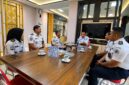 Kalapas Brebes Mudo Mulyanto (kiri) bersama jajaran petugas Lapas Brebes saat melakukan audiensi dengan Sekretaris Daerah Kabupaten Brebes, Tahroni, di Kantor Sekretariat Daerah Brebes, Rabu (3/6/2026). Foto: ist

 

 