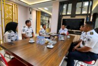 Kalapas Brebes Mudo Mulyanto (kiri) bersama jajaran petugas Lapas Brebes saat melakukan audiensi dengan Sekretaris Daerah Kabupaten Brebes, Tahroni, di Kantor Sekretariat Daerah Brebes, Rabu (3/6/2026). Foto: ist

 

 
