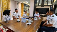 Kalapas Brebes Mudo Mulyanto (kiri) bersama jajaran petugas Lapas Brebes saat melakukan audiensi dengan Sekretaris Daerah Kabupaten Brebes, Tahroni, di Kantor Sekretariat Daerah Brebes, Rabu (3/6/2026). Foto: ist

 

 