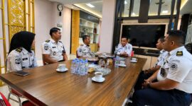 Kalapas Brebes Mudo Mulyanto (kiri) bersama jajaran petugas Lapas Brebes saat melakukan audiensi dengan Sekretaris Daerah Kabupaten Brebes, Tahroni, di Kantor Sekretariat Daerah Brebes, Rabu (3/6/2026). Foto: ist

 

 