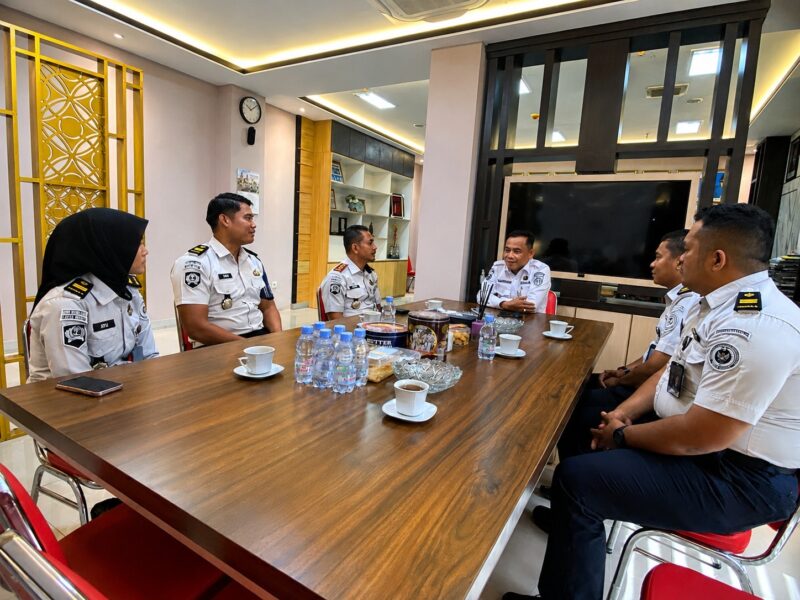 Kalapas Brebes Mudo Mulyanto (kiri) bersama jajaran petugas Lapas Brebes saat melakukan audiensi dengan Sekretaris Daerah Kabupaten Brebes, Tahroni, di Kantor Sekretariat Daerah Brebes, Rabu (3/6/2026). Foto: ist

 

 