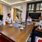 Kalapas Brebes Mudo Mulyanto (kiri) bersama jajaran petugas Lapas Brebes saat melakukan audiensi dengan Sekretaris Daerah Kabupaten Brebes, Tahroni, di Kantor Sekretariat Daerah Brebes, Rabu (3/6/2026). Foto: ist

 

 