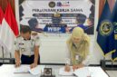 Kalapas Brebes, Mudo Mulyanto menandatangani kerjasama dengan PKBM Sakila Kerti Kota Tegal. Foto: ist

 