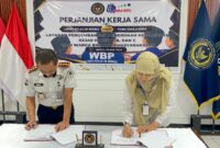 Kalapas Brebes, Mudo Mulyanto menandatangani kerjasama dengan PKBM Sakila Kerti Kota Tegal. Foto: ist

 
