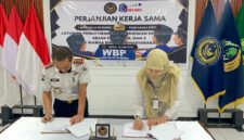 Kalapas Brebes, Mudo Mulyanto menandatangani kerjasama dengan PKBM Sakila Kerti Kota Tegal. Foto: ist

 