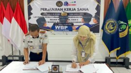 Kalapas Brebes, Mudo Mulyanto menandatangani kerjasama dengan PKBM Sakila Kerti Kota Tegal. Foto: ist

 