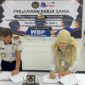 Kalapas Brebes, Mudo Mulyanto menandatangani kerjasama dengan PKBM Sakila Kerti Kota Tegal. Foto: ist

 