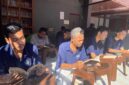 Warga binaan Lapas Kelas IIB Brebes membaca koleksi buku dalam layanan perpustakaan keliling hasil kolaborasi dengan Dinas Arsip dan Perpustakaan Kabupaten Brebes, Kamis (9/10). Foto: ist